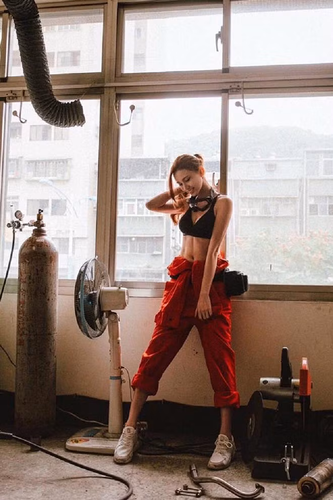 Candice thường xuyên chụp ảnh với những pose dáng làm tôn lên đôi chân nổi bật không tì vết của mình trên Instagram và những trang mạng xã hội khác như Facebook.