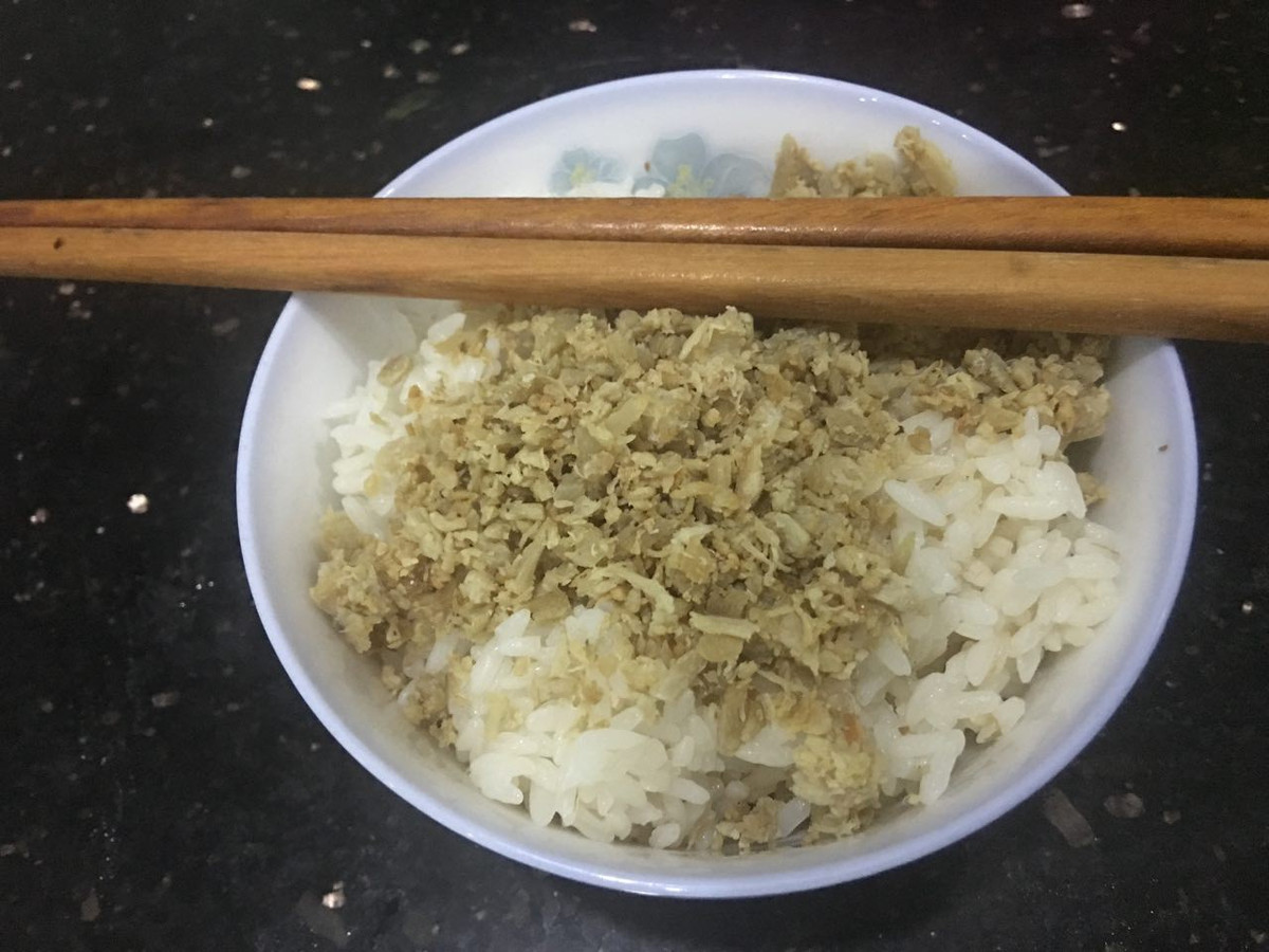 Nickname Nam Le Trinh bình luận: "Đã ăn nhé, tóp mớ rán ròn thơm ngậy ngon, mềnh là mềnh ăn vã hết cả đĩa luôn" hay nickname Le Tuyet Mai thì cho rằng: "Ăn cơm nóng, lọ mỡ với muối, không có nước mắm đâu".