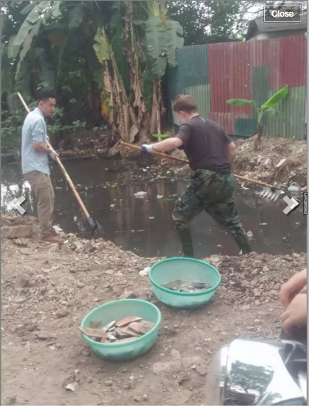Trong trang phục bảo hộ, những người bạn nước ngoài này đã tự mình lội xuống dòng mương chết để dọn sạch rác, khơi thông dòng chảy.