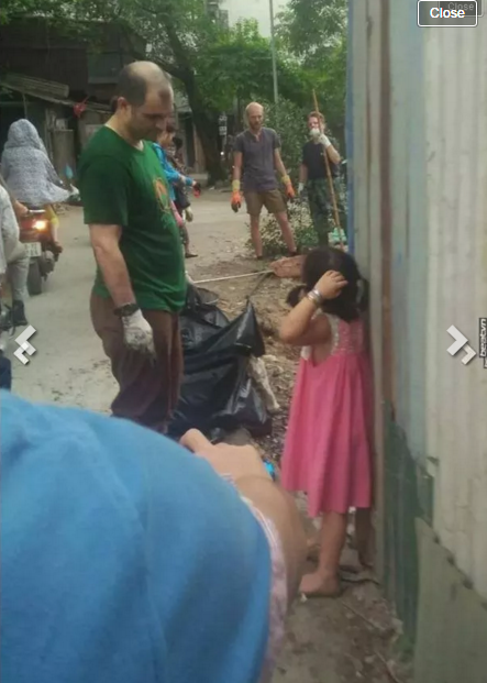 Cụ thể, trang fanpage này đã chia sẻ những bức ảnh về một nhóm những anh chàng Tây không ngại bùn đất và rác thải để làm sạch một đoạn kênh thối, ô nhiễm tại cuối ngõ 381/55/4 Nguyễn Khang (đoạn nối sang Thành Thái), Hà Nội.