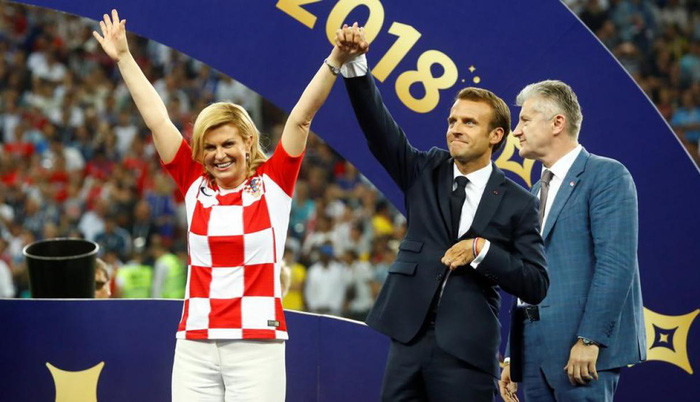 Nữ tổng thống Kolinda Grabar-Kitarovic của Croatia và Tổng thống Pháp Emmanuel Macron nắm chặt tay dù đội bóng áo bàn cờ chưa thể chinh phục tới cùng giấc mơ World Cup - Ảnh: RT Nữ tổng thống Kolinda Grabar-Kitarovic của Croatia và Tổng thống Pháp Emmanuel Macron nắm chặt tay dù đội bóng áo bàn cờ chưa thể chinh phục tới cùng giấc mơ World Cup - Ảnh: RT