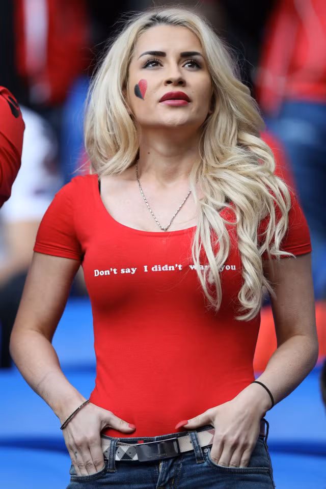 Đến với ngày hội bóng đá trên đất Pháp, các cô nàng không chỉ khoe sắc mà họ còn mang đến cả nền văn hóa và phong thái cổ vũ chuyên nghiệp.