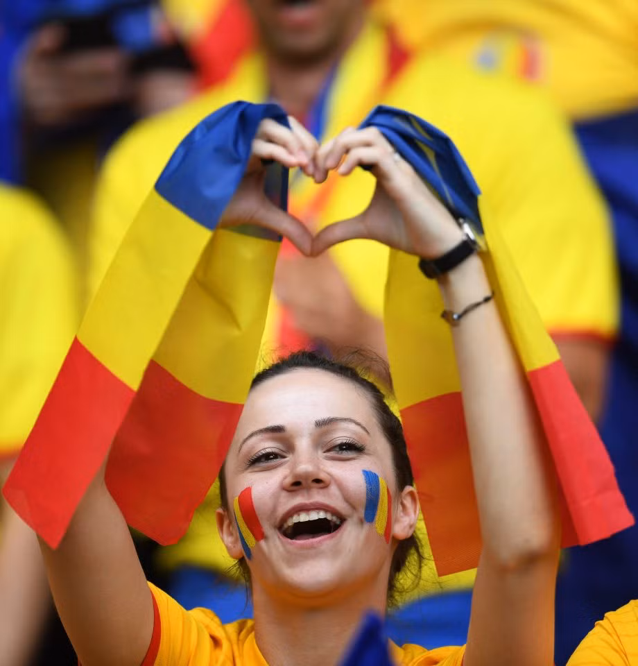 Có thể nói chính vẻ đẹp và tình yêu bóng đá của những nữ CĐV đã khiến VCK Euro 2016 trở nên nhiều màu sắc.