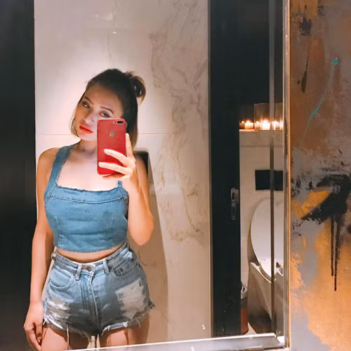 Cũng chính bởi vậy, Ngọc Quỳnh cũng đã trải qua quãng thời gian học trò nhiều sóng gió khi luôn nằm trong tâm điểm trêu ghẹo của bạn bè. Những hoạt động ngoại khóa hay giờ thể dục đối với cô được xem như một cơn ác mộng. Cùng với đó là tâm lý luôn bị trói buộc trong suy nghĩ "xấu là một cái tội".