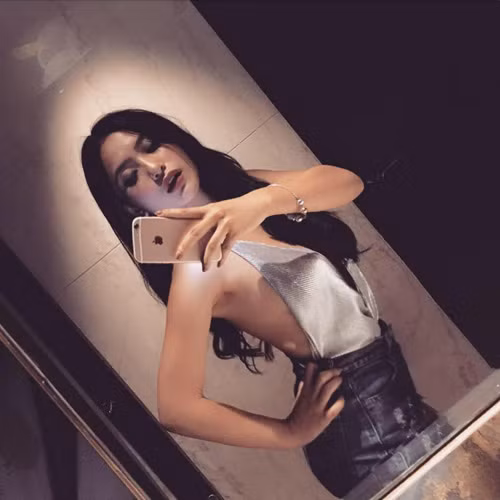 Tuy nhiên, cô nàng quê Đà Lạt này sẽ nhớ mãi biến cố cuộc đời sau một vụ tai nạn, nó chính là rẽ hướng cho số phận của cô "vịt bầu" sang con đường trở thành một nàng "thiên nga".