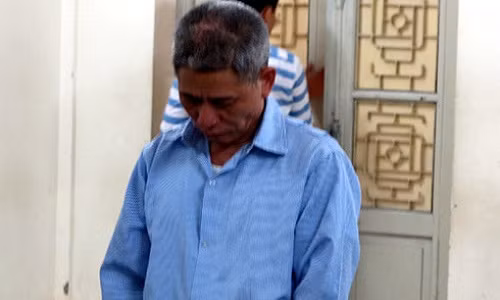 Nguoi dan ong chem vo ho khoc loc nhu tre con tai toa