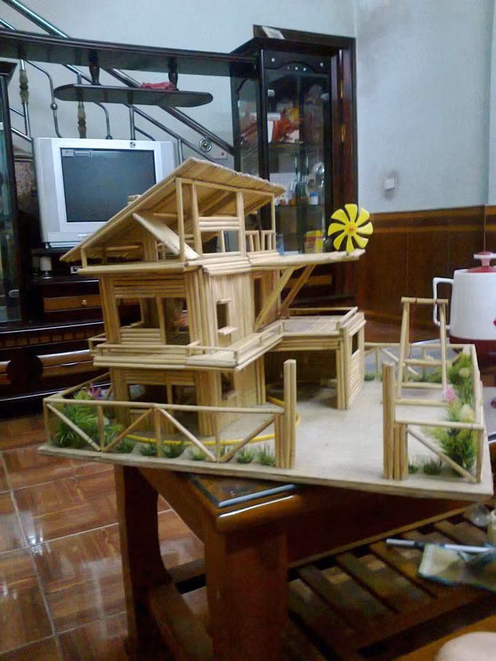 Xoay quanh câu chuyện này, một luồng tranh cãi khác lại hướng về cách phản ứng của cô bạn gái S.N. Nhiều người cho rằng, cô nàng thực dụng, không nhìn ra ý nghĩa tinh thần của món quà. “Giờ chắc chỉ tặng son, quần áo, điện thoại… mới làm em vui”, “Quan trọng là tấm lòng mà bạn ơi”, “Bạn này có số hưởng mà không hay, bạn trai mình có trời sập cũng chưa bao giờ tự làm quà tặng”…