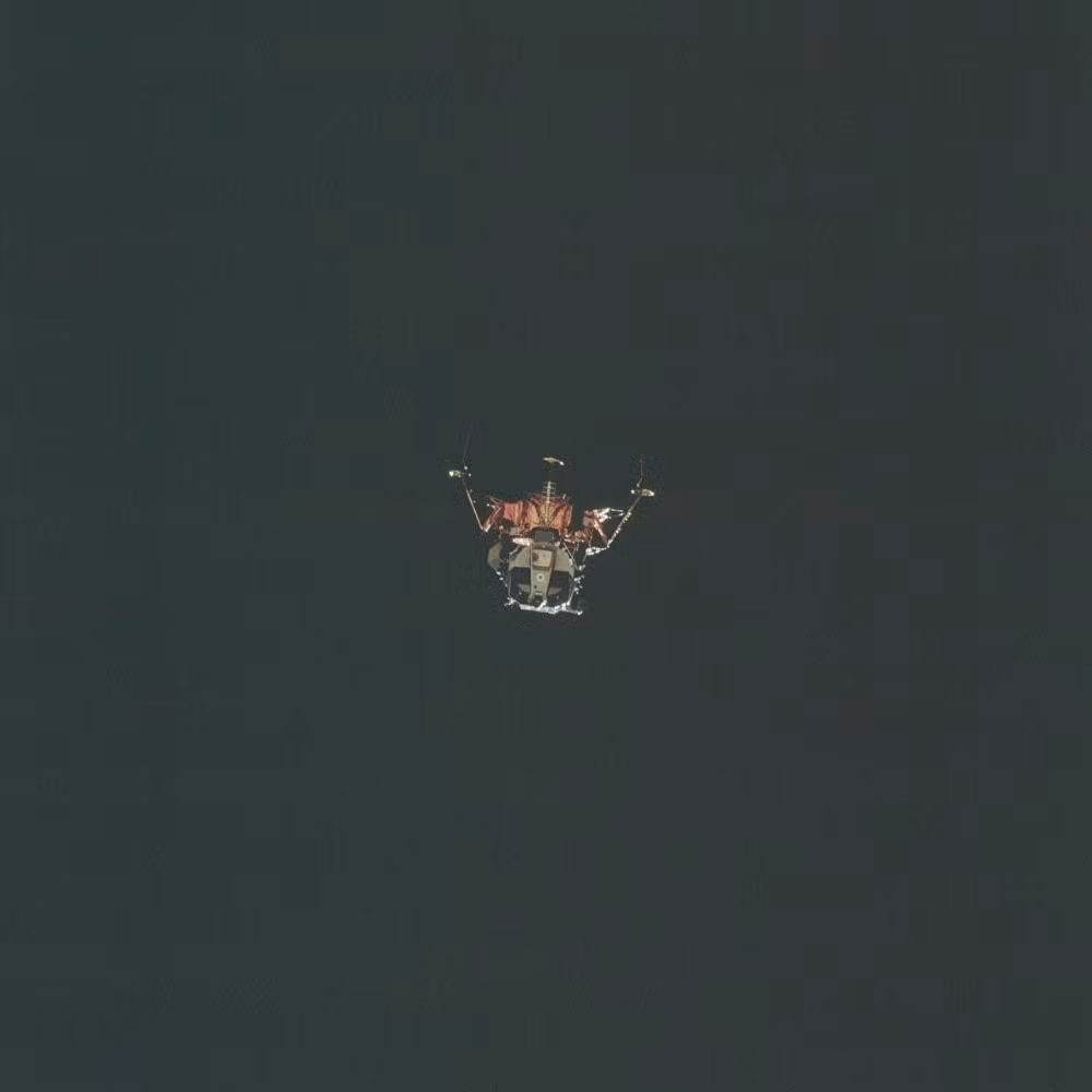 Chương trình Apollo đưa sự sống lên Mặt Trăng từng bị nhiều nhà lý luận theo 'thuyết âm mưu' cho rằng chưa từng có ai đặt chân lên bề mặt Mặt Trăng và tất cả các bức ảnh, thí nghiệm đều được NASA dàn dựng. (Nguồn: Sputniknews).