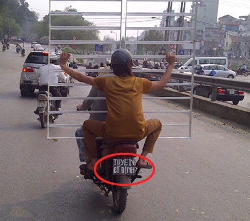 Nếu chịu khó để ý trên đường, người tham gia giao thông không thiếu những lúc phải dừng lại để cười với những tấm biển dạng này.