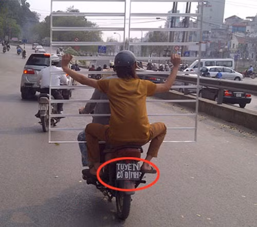 Nếu chịu khó để ý trên đường, người tham gia giao thông không thiếu những lúc phải dừng lại để cười với những tấm biển dạng này.