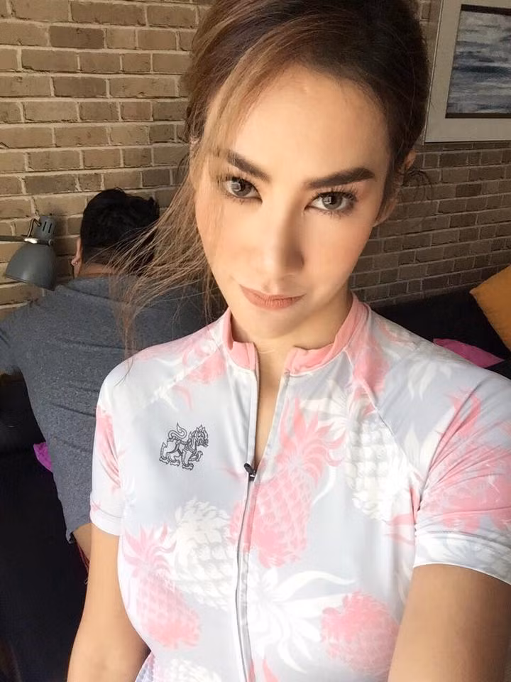 Theo chia sẻ của Phoranee Srithan, cô không ăn kiêng, ngược lại ăn khá nhiều vì thời lượng vận động trong ngày của cô gấp vài lần người bình thường. Lối sống lạc quan, tích cực cũng góp phần giúp Phoranee Srithan trẻ đẹp dù công việc yêu cầu cô phải hoạt động ngoài trời, bất kể mưa giông hay nắng gắt. Ảnh trong bài: FBNV.