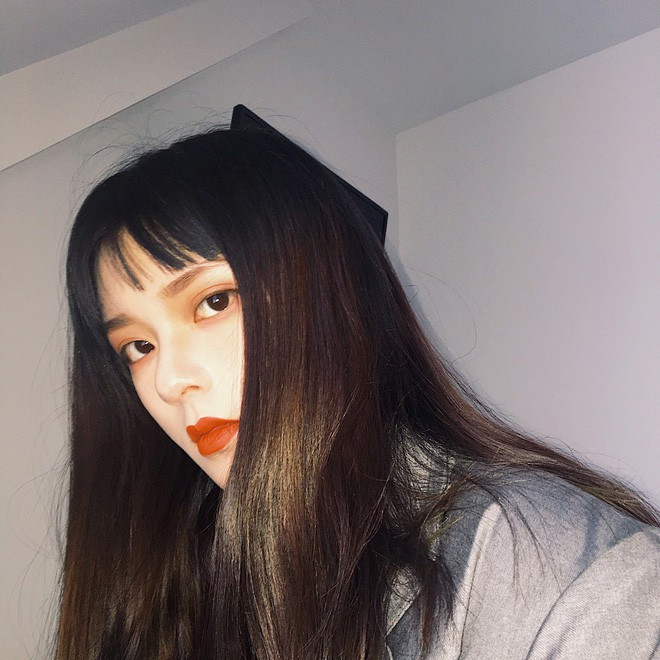 Vẻ đẹp sắc sảo của cô nàng stylist kiêm người mẫu Yoi khiến bất cứ ai cũng phải dừng lại ngắm nhìn.