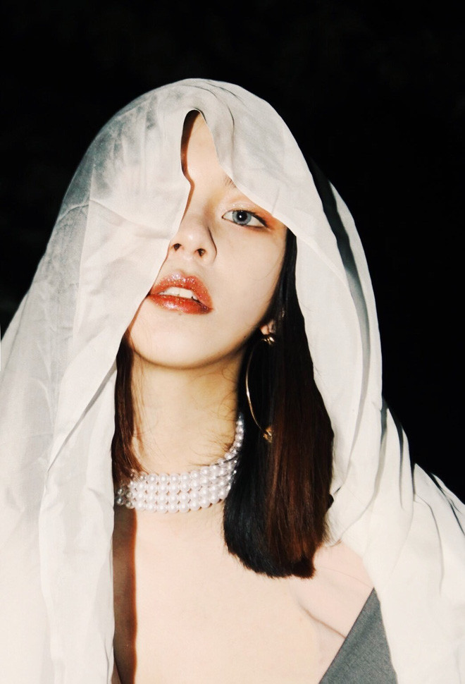 Ấn tượng đầu tiên của tất cả mọi người về stylist Yoi Kami đó là một vẻ đẹp vô cùng sắc sảo, sang chảnh và có khí chất. Từng đường nét trên gương mặt cô nàng cũng rất đẹp với sống mũi cao, đôi mắt phượng quyến rũ.