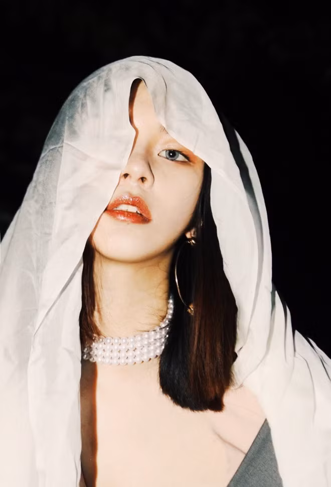 Ấn tượng đầu tiên của tất cả mọi người về stylist Yoi Kami đó là một vẻ đẹp vô cùng sắc sảo, sang chảnh và có khí chất. Từng đường nét trên gương mặt cô nàng cũng rất đẹp với sống mũi cao, đôi mắt phượng quyến rũ.