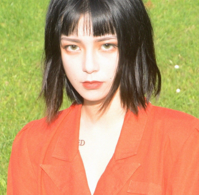 Cho đến thời điểm hiện tại, không ai biết tên thật của Yoi Kami là gì và chỉ biết thêm rằng Yoi là một người mẫu kiêm stylist đến từ Trung Quốc nhưng hiện tại đang định cư tại Pháp.