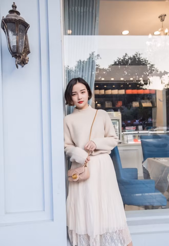 Dù mới 19 tuổi nhưng Đóa Nhi đã cố gắng làm việc, tích góp để mở được một shop quần áo cùng với bạn thân của mình.