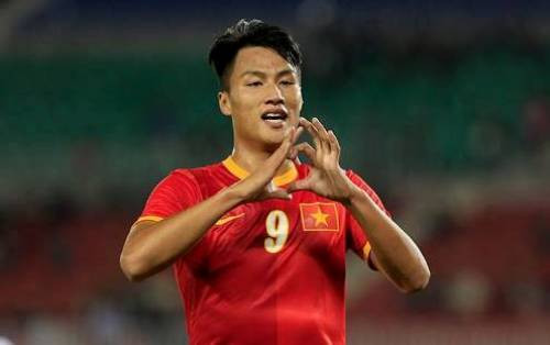 Mạc Hồng Quân cũng là cái tên được nhắc tới khá nhiều trong triều đại của HLV Miura. Dù đã xuất hiện trong màu áo các ĐT trẻ Việt Nam từ lâu, thế nhưng mãi đến khi HLV người Nhật Bản lên nắm quyền, cầu thủ Việt kiều mới chắc suất trên đội tuyển.