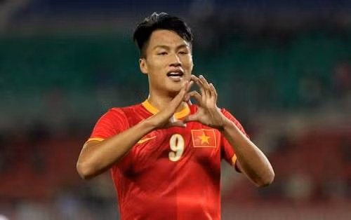 Mạc Hồng Quân cũng là cái tên được nhắc tới khá nhiều trong triều đại của HLV Miura. Dù đã xuất hiện trong màu áo các ĐT trẻ Việt Nam từ lâu, thế nhưng mãi đến khi HLV người Nhật Bản lên nắm quyền, cầu thủ Việt kiều mới chắc suất trên đội tuyển.