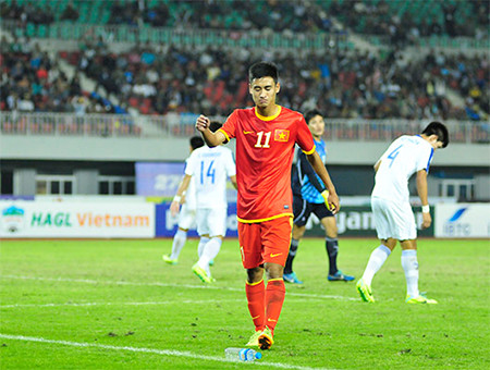 Sau khi thành công tại Asiad 17 tại Hàn Quốc, nhờ bàn tay nhào nặn của chiến lược gia người Nhật, Minh Tuấn đứng ngay vào hàng những ngôi sao hot của làng bóng đá Việt.