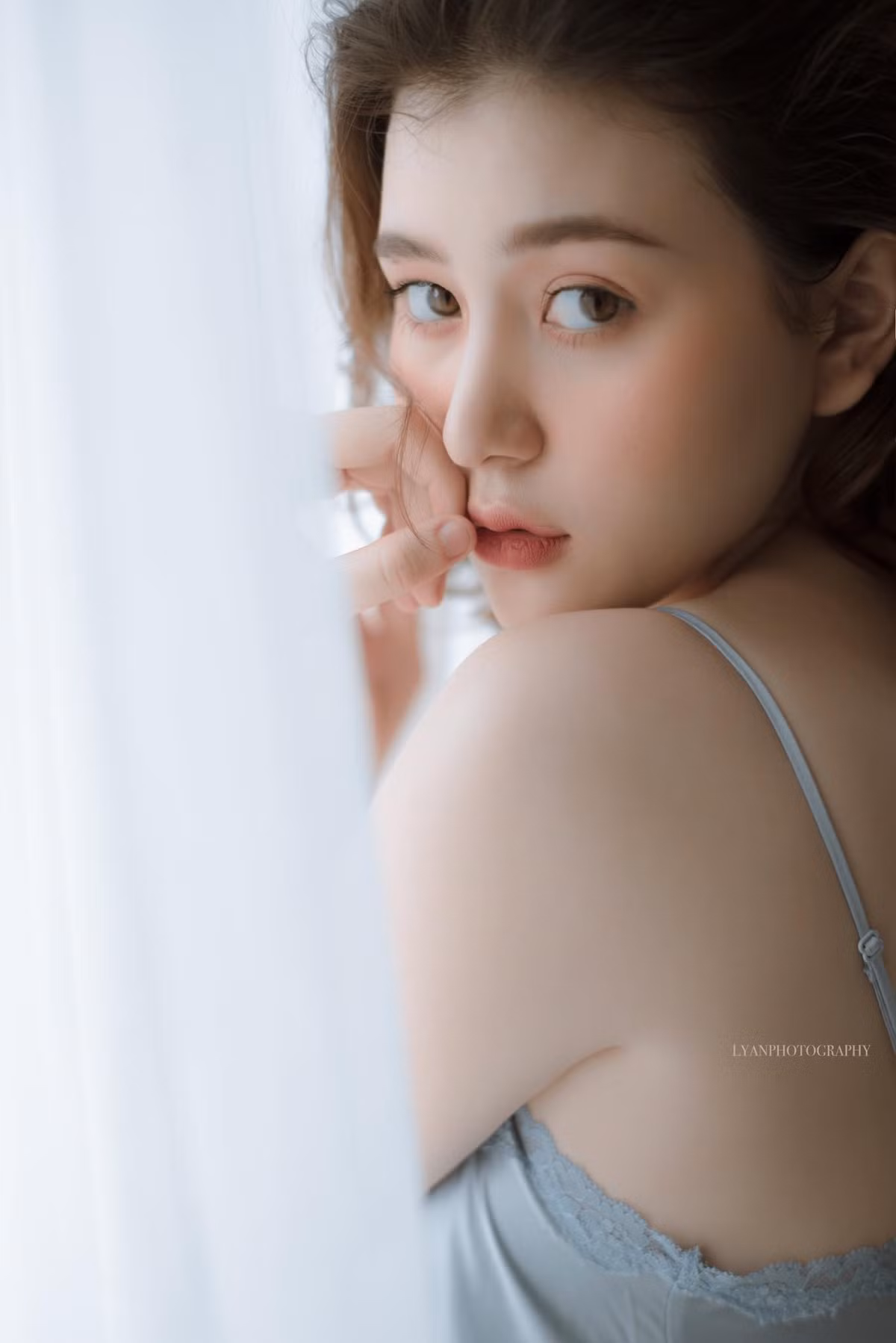 Tuy chỉ mới 17 tuổi nhưng hot girl lai Việt - Mỹ này đã sở hữu nhan sắc và body "mặn mà" không thua bất cứ người đẹp nào. Bộ ảnh mới nhất của cô hotgirl này đang khiến cộng đồng mạng "trụy tim" vì quá sexy, xinh đẹp.