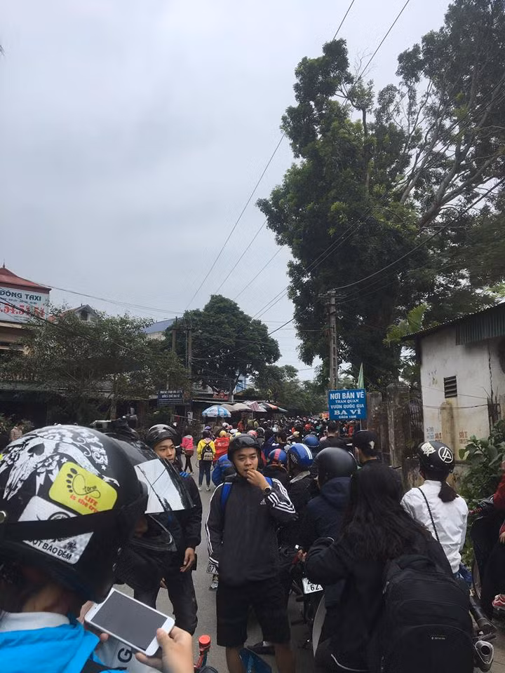 Theo chia sẻ của bạn Hoang Cong Anh, người cũng có mặt tại Ba Vì vào cuối tuần qua, số lượng phương tiện và người đổ về đây rất đông, đường lên bìa rừng lại nhỏ hẹp và khá dốc nên tình trạng tắc nghẽn diễn ra càng nghiêm trọng. Trong suốt nhiều giờ đồng hồ, phượt thủ vẫn không thể di chuyển qua cổng soát vé của vườn quốc gia Ba Vì.