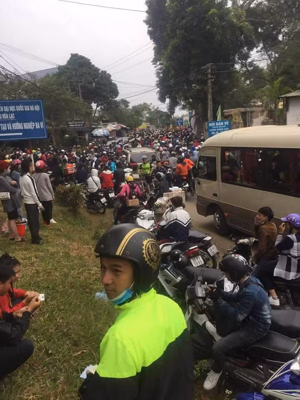 Cảnh xe máy, ô tô cùng đoàn người xếp hàng dài chờ đợi qua cổng soát vé vào Vườn quốc gia Ba Vì cuối tuần qua.