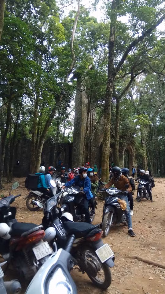 Những địa điểm như nhà thờ đổ hay trạm khí tượng cũng thu hút số lượng rất đông các bạn trẻ ghé thăm khi đến Ba Vì.