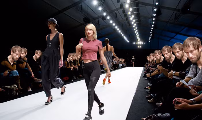 Dáng đi dạo phố của cô ca sĩ xinh đẹp được ví chẳng khác nào những người mẫu sải bước trên sàn Catwalk.