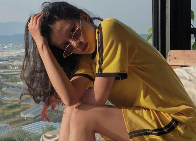 Như Mẫn nói thêm sở thích lớn nhất của cô là chơi đàn và ca hát. 10X có thể sử dụng guitar, organ, piano. Dự định của cô sau khi tốt nghiệp THPT sẽ tham gia các cuộc thi về âm nhạc. "Mình khá thích những thứ thiên về truyền thống, ví dụ như nấu ăn chẳng hạn", 10X nói.