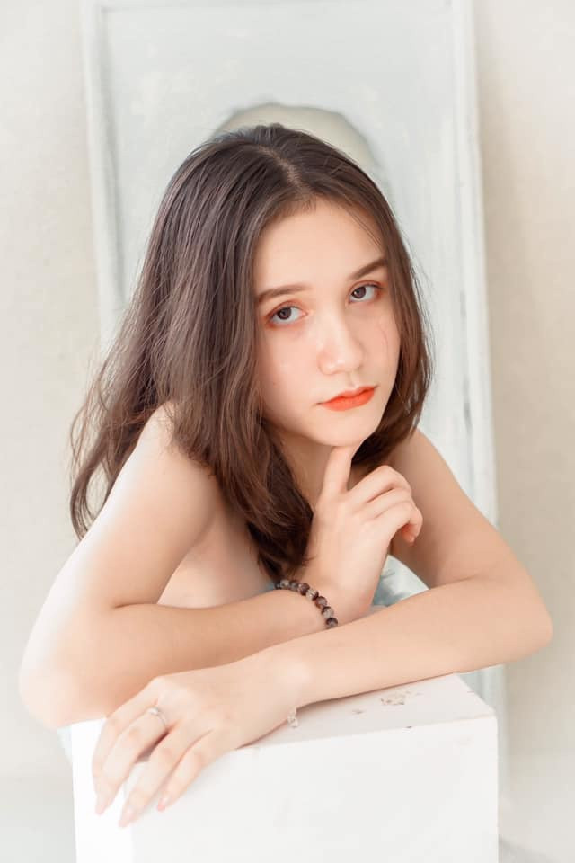 Mia Lali là con lai mang 3 dòng máu Anh, Nga, Việt. Vì vậy, cô được dân mạng khen sở hữu nét đẹp đa văn hoá. Trên các diễn đàn, không ít dân mạng dành những lời có cánh cho nữ sinh 10X. Cô có gương mặt thanh tú, đôi mắt sâu, sống mũi cao cùng đôi môi nhỏ nhắn. Hiện tại, Mia là học sinh trường THCS - THPT Hồng Hà, TP.HCM. Ngoài ra, cô cũng làm mẫu ảnh và theo đuổi đam mê diễn xuất.