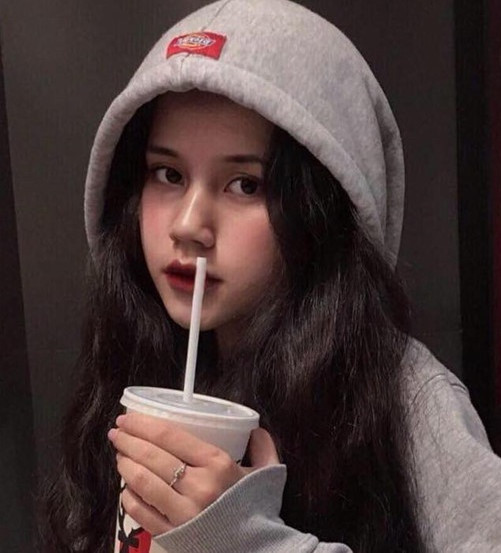 Chia sẻ với Zing.vn, Như Mẫn cho biết dù được mọi người khen xinh nhưng cô chưa hài lòng về bản thân, nhất là thân hình gầy gò. "Mình còn khá gầy, cao 1,62 m nhưng chỉ nặng 44 kg. Mình đang trong quá trình tập luyện để cơ thể đầy đặn hơn", hot girl Đà Lạt chia sẻ. Tuy nhiên, dân mạng vẫn dành nhiều lời khen cho Như Mẫn và cho rằng cô là đại diện cho con gái Đà Lạt bởi nước da trắng, tính cách nhẹ nhàng.