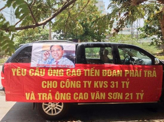 Rất nhiều cách đòi nợ đã được dân mạng ghi lại và đăng tải trên mạng xã hội. Nhẹ nhàng là việc căng băng-rôn, chặn xe trước cửa để gây áp lực cho các con nợ phải thu xếp thanh toán khoản nợ.