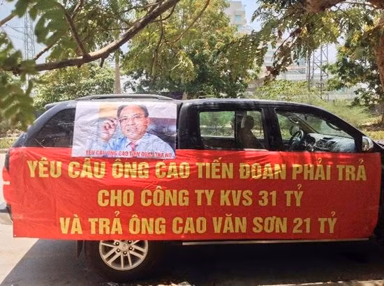 Rất nhiều cách đòi nợ đã được dân mạng ghi lại và đăng tải trên mạng xã hội. Nhẹ nhàng là việc căng băng-rôn, chặn xe trước cửa để gây áp lực cho các con nợ phải thu xếp thanh toán khoản nợ.