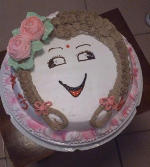 Ngay sau khi những dòng than thở của bà mẹ trẻ mua bánh sinh nhật khỉ nhận về "trâu khỏa thân" được đăng tải đã nhận được sự đồng cảm của cộng đồng chị em trong hội nhóm. Ai nấy cũng vừa buồn cười, vừa bất bình trước chiếc bánh sinh nhật "hết hồn".