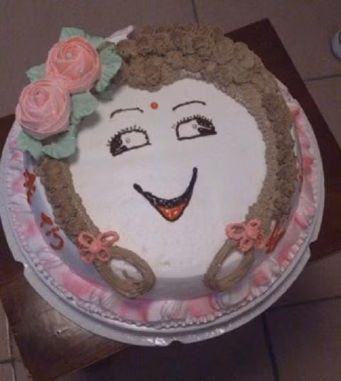 Ngay sau khi những dòng than thở của bà mẹ trẻ mua bánh sinh nhật khỉ nhận về "trâu khỏa thân" được đăng tải đã nhận được sự đồng cảm của cộng đồng chị em trong hội nhóm. Ai nấy cũng vừa buồn cười, vừa bất bình trước chiếc bánh sinh nhật "hết hồn".