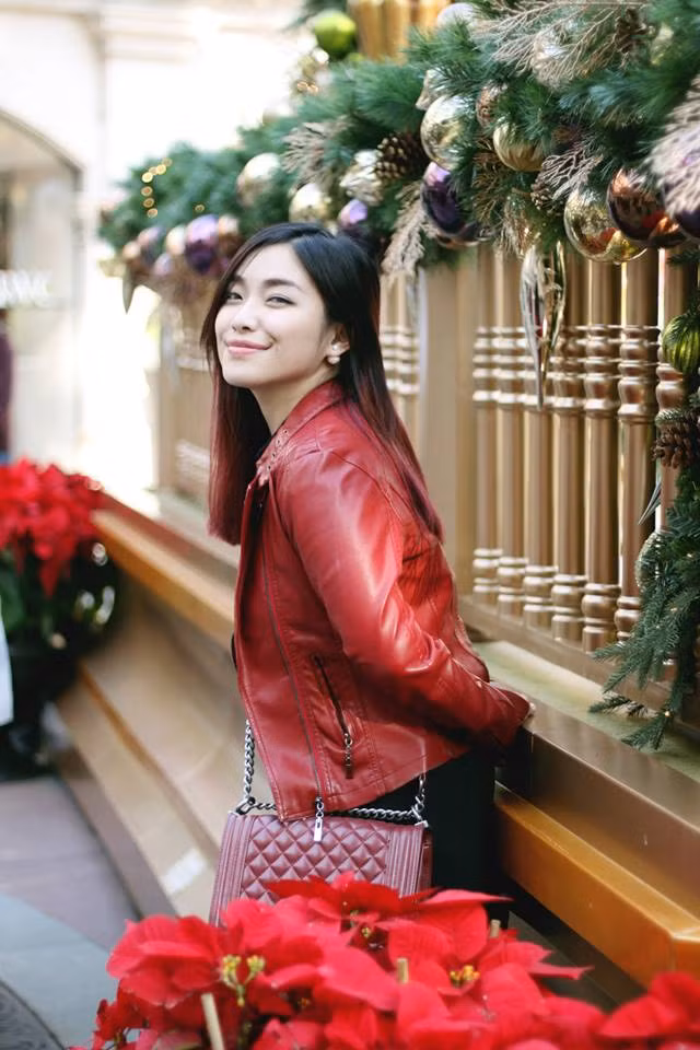 Sở hữu 1 gương mặt đẹp và nụ cười tỏa nắng, điều khiến nhiều người khâm phục ở cô không chỉ là “sắc” mà còn bởi tài năng của tuổi trẻ. Đam mê thiết kế từ nhỏ, bà mẹ bỉm sữa Việt này đã mở 1 thương hiệu thiết kế nội thất cho tất cả công trình với tên “Edecor” cùng 1 người bạn. Không dừng lại ở đó, cô cũng đã từng tự tay thiết kế cho mốt số shop thời trang cho teen của riêng mình.