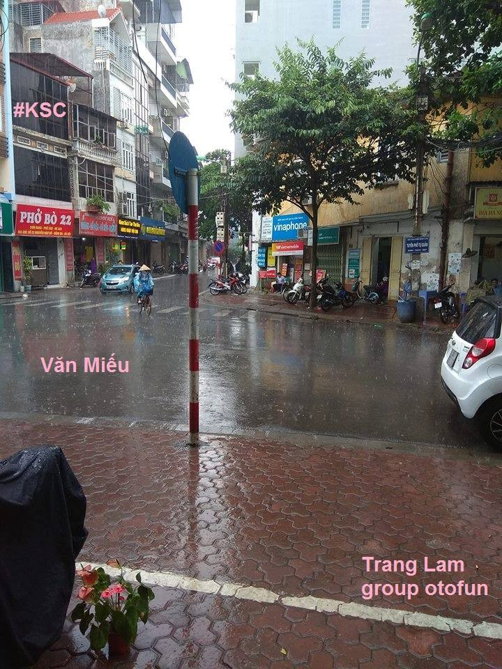 Một góc phố của đường Văn Miếu, mưa đã ướt đường.