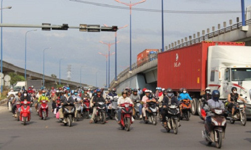 Khu vực cửa ngõ phía Đông chiều 2/1 đông xe máy theo Quốc lộ 1A về Thành phố Hồ Chí Minh.