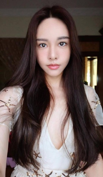 Cathryn Lee thường tập đấm bốc, chống đẩy, tập tạ và những bài tập cardio để đốt mỡ thừa. Hiện tại cô cao 1m68, nặng 47 kg với chỉ số cơ thể cực chuẩn.