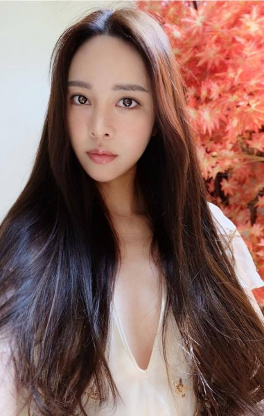 Vừa qua, nữ diễn viên Malaysia có tên Cathryn Lee đã khiến cư dân mạng có một phen nổi sóng khi cho đăng tải những bức hình vô cùng quyến rũ của mình.