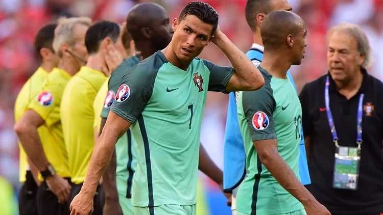 Bị dồn vào bước đường cùng, Cris Ronaldo và các đồng đội gặp Hungary tại lượt trận cuối vòng bảng Euro 2016. Một cuộc đua tỷ số đã được cả hai đội trình diễn. Cuối cùng vẫn là một trận hòa với tỷ số 3-3 và tiến vào vòng 1/8 với cương vị đội bóng thứ ba có thành tích tốt nhất.