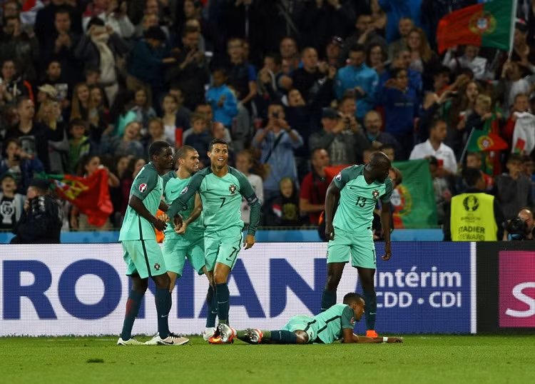 Vật cản của Bồ Đào Nha tại vòng 1/8 Euro 2016 không ai khác chính là Croatia, đội đã vượt mặt ĐKVĐ Euro 2012 Tây Ban Nha để có được vị trí nhất bảng. Trong trận đấu này, các cầu thủ Bồ Đào Nha thi đấu phòng ngự một cách tiêu cực và đưa trận đấu vào hai hiệp phụ. Phút 117', tận dụng sai lầm và mệt mỏi của hàng phòng ngự Croatia, Quaresma đã đưa ra cú đấm giúp ĐTQG bước tiếp vào vòng tứ kết.