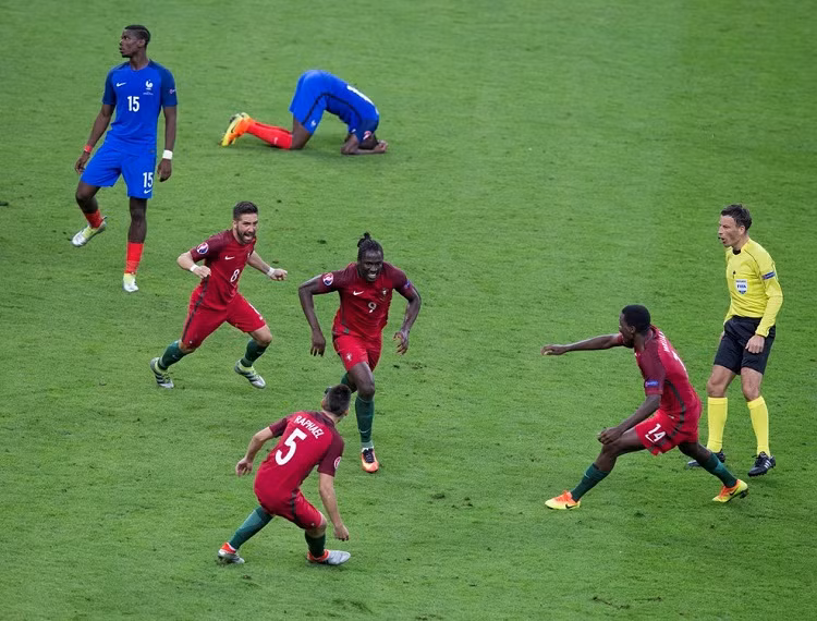 Bước vào trận chung kết Euro 2016, phải đối diện với ĐT Pháp với dàn cầu thủ chất lượng cùng lợi thế sân nhà, Bồ Đào Nha bị xếp cửa dưới. Cũng như mọi khi, các cầu thủ Bồ Đào Nha thi đấu chặt chẽ bằng lối chơi thể lực và thực dụng và trận đấu phải bước vào hiệp phụ.