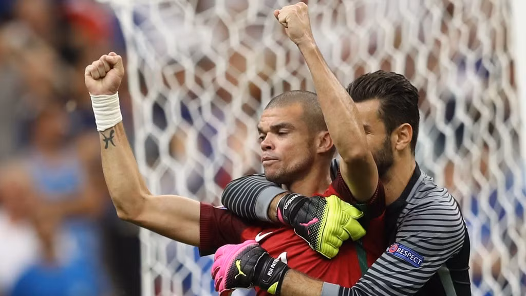 Không phải ngẫu nhiên mà Pepe được bình chọn là cầu thủ xuất sắc nhất trận chung kết Euro 2016. Cầu thủ này thể hiện sự lăn xả cùng những pha vào bóng nhiệt tình khiến đối phương phải kiêng nể.