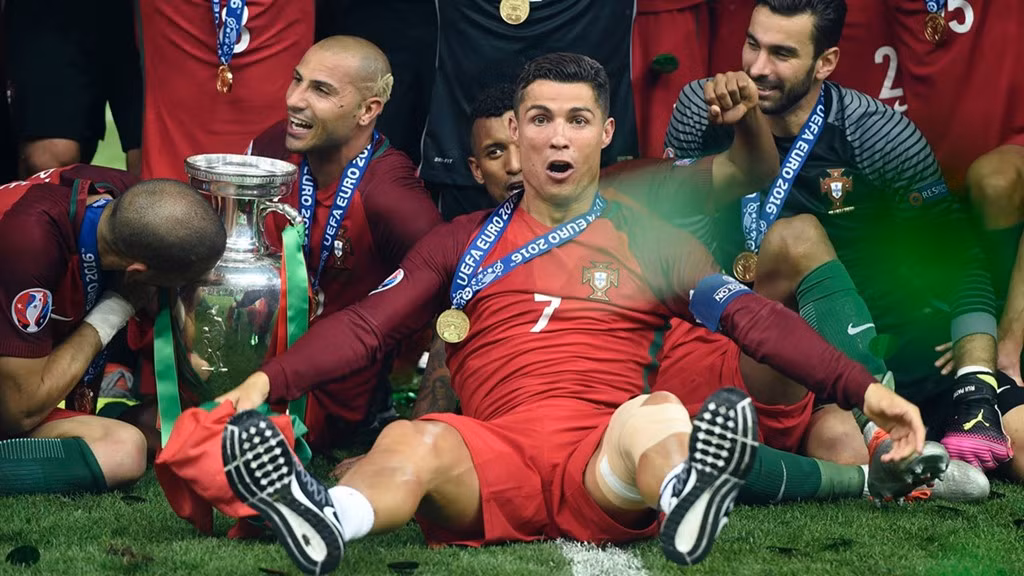 Năm 2016, Cris Ronaldo gần như đã có tất cả từ chức vô địch Champions League với Real Madrid cho tới chức vô địch Euro 2016 với ĐT Bồ Đào Nha. Với hai danh hiệu lớn này, CR7 thể hiện cho cả thế giới thấy rằng dù đã bước sang tuổi 31 nhưng anh vẫn là một phần quan trọng của bóng đá ở thời điểm hiện tại.