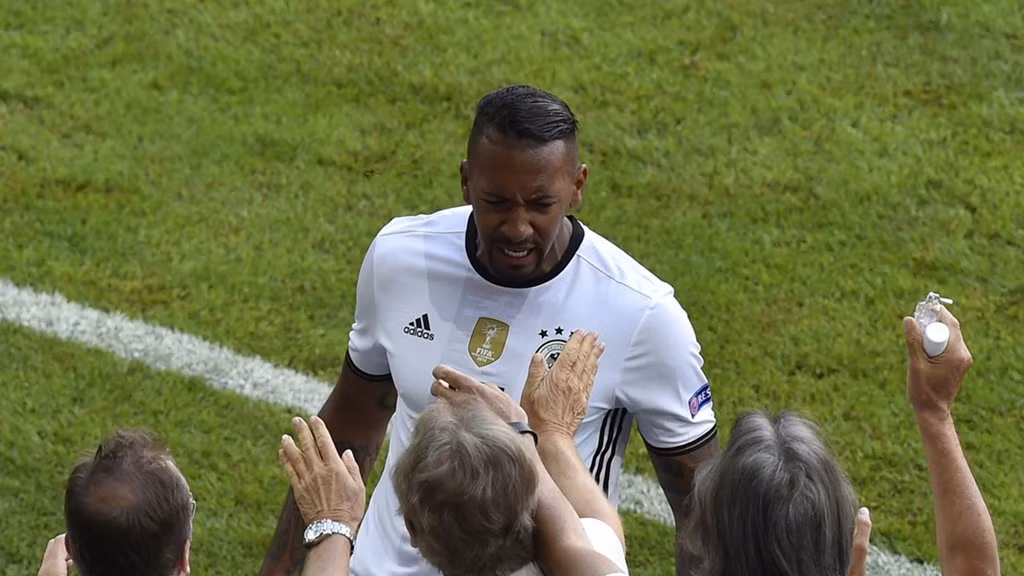 Không chỉ hoàn thành tốt nhiệm vụ phòng ngự hành lang cánh mà Jerome Boateng (Đức) còn tốt trên phương diện hỗ trợ tấn công. Chính hòn đá tảng đang khoác áo Bayern Munich là chỗ dựa tinh thần đưa "xe tăng" Đức tới vòng bán kết và chỉ chịu thua chủ nhà Pháp.