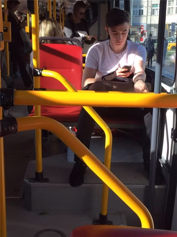 Với khuôn mặt hoàn hảo ở mọi góc cạnh, anh chàng hot boy xe buýt bị chụp lén này đang "được" cư dân mạng truy lùng. Được biết, những tấm ảnh gây sốt này do một cô bạn du học sinh từ Cộng hòa Séc chia sẻ.