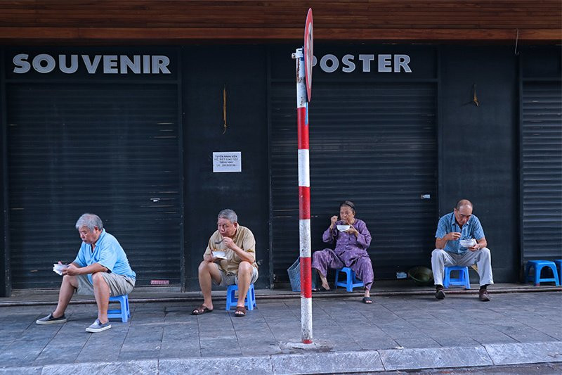 Sau đó, họ dùng bữa điểm tâm sớm trên hè. Từ những thứ đồ dễ ăn như cháo, phở hay xôi đều là những món khoái khẩu của người Hà Nội.