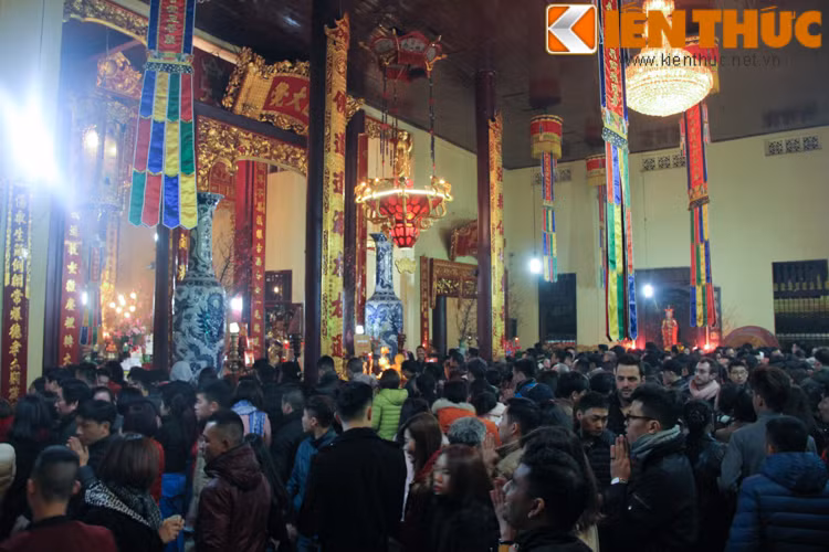 Dòng người đổ về các ngôi chùa linh thiêng tại Hà Nội vô cùng đông trong dịp năm mới.