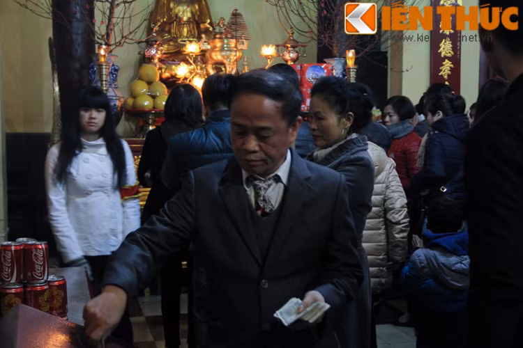 Người dân Thủ Đô đi lễ cầu an dịp đầu năm mới trong trật tự, trang nghiêm và vô cùng thành kính.